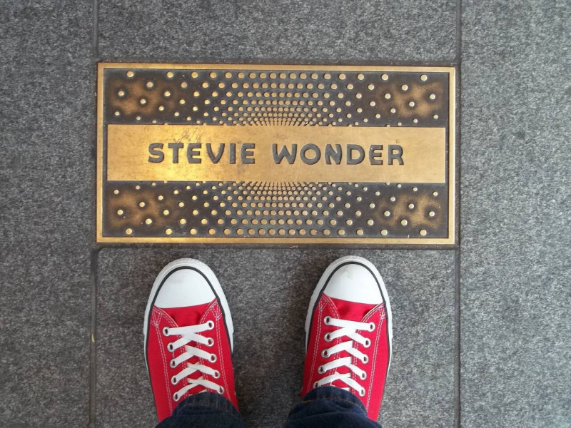 Nahrávky Stevieho Wondera boli dnes v roku 1985 zakázané v jednej krajine. V ktorej a prečo?
