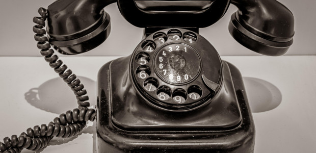 Keď sa volalo z predsiene – čaro pevnej linky a listovanie v hrubom telefónnom zozname