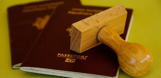 Prvé pasy, pečiatky a cestovanie cez hranice