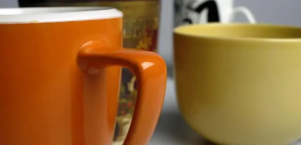 Skrinky plné starých hrnčekov